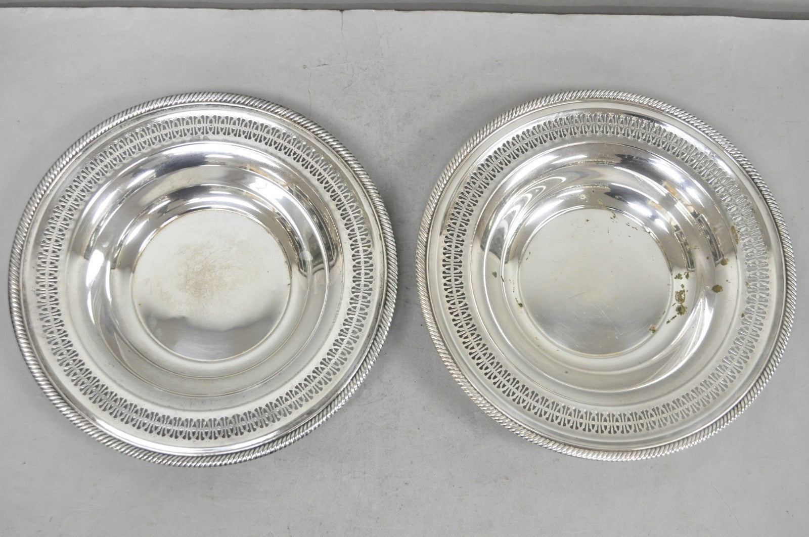Vintage WM Rogers 835 Silver Plated Round Collection Plate Serving Dish - a Pair