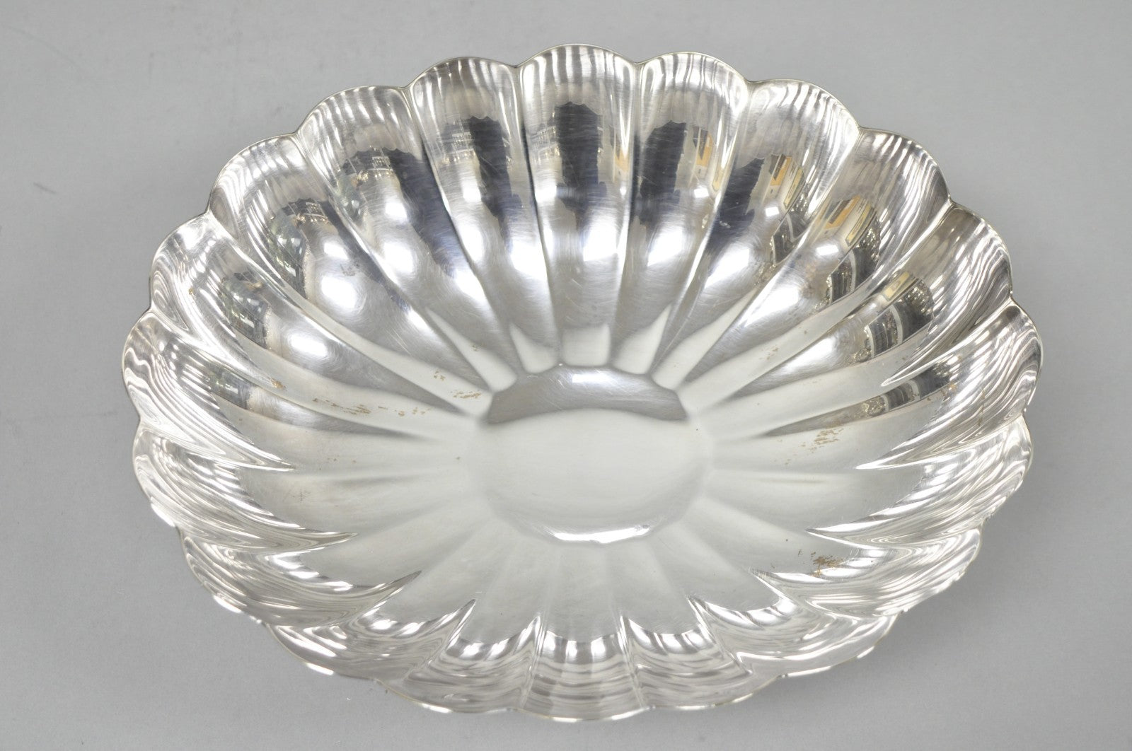 Vintage Reed & Barton Modern Silver Plated Oval Scalloped Pedestal Fruit Bowl