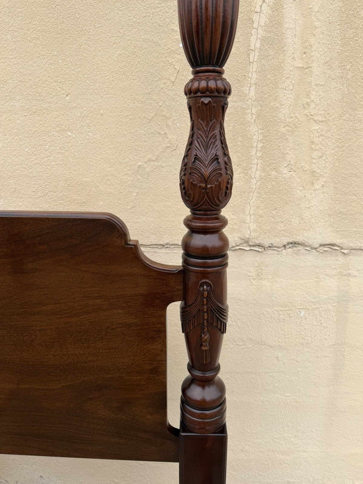 Henredon Georgian Chippendale Mahogany Queen Size Tall Carved Finial Poster Bed