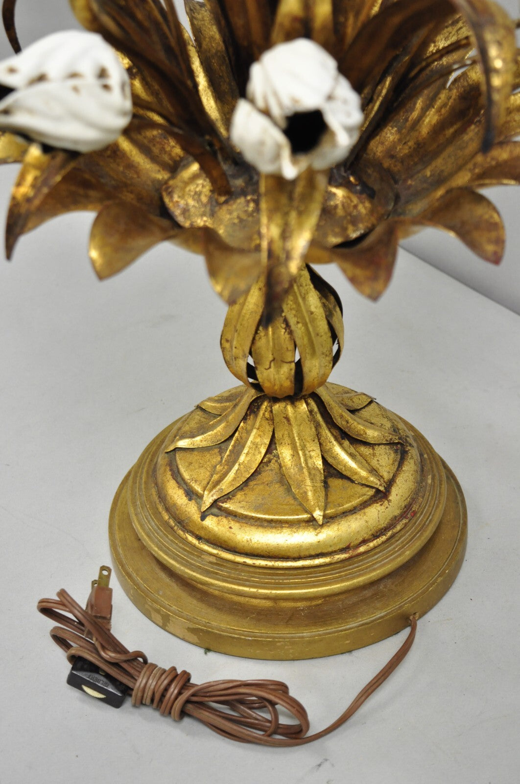 Vintage Italian Hollywood Regency Gold Gilt Iron White Tulip Flower Table Lamp