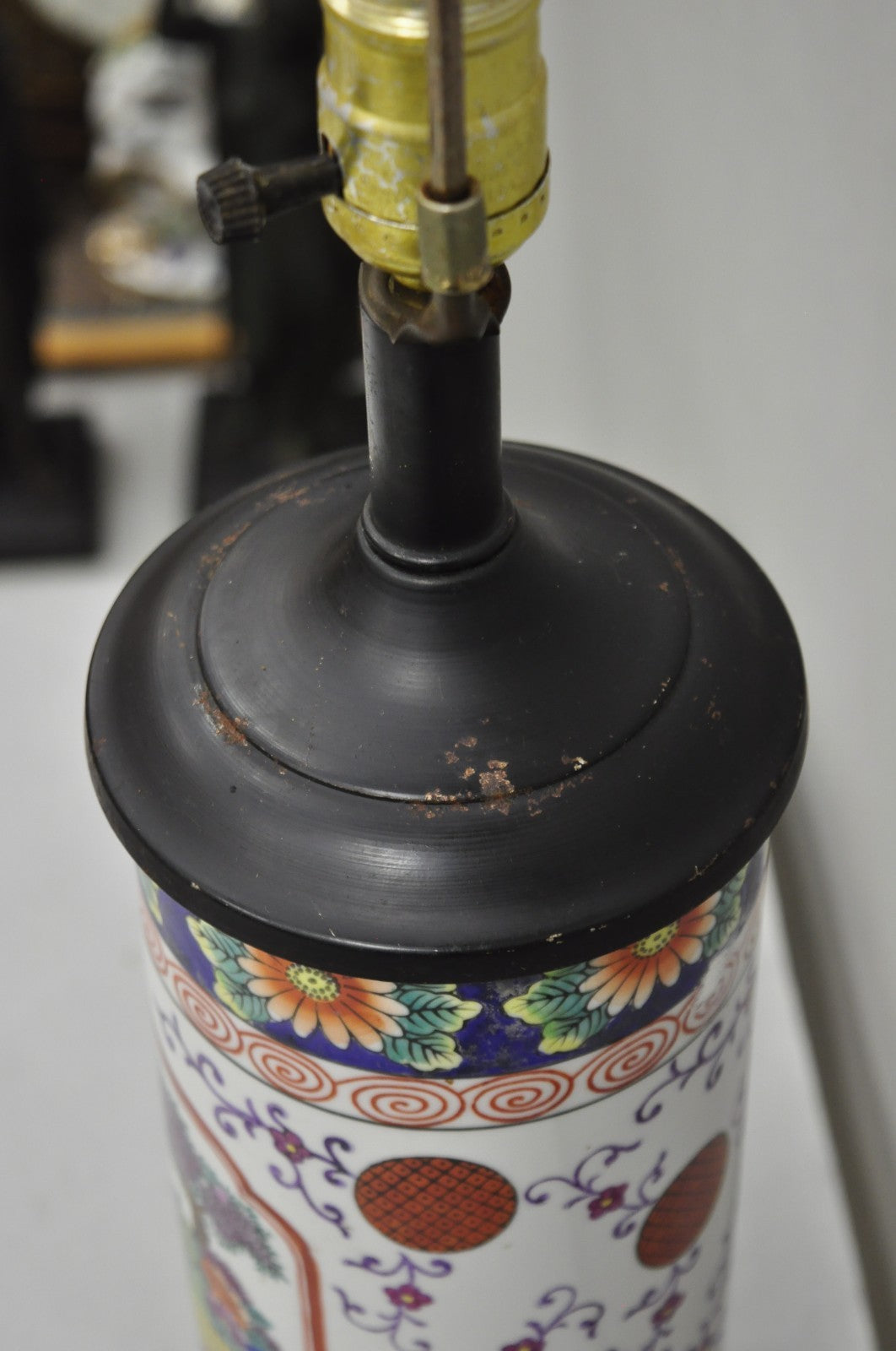 Vintage Chinoiserie Japanese Porcelain Cylinder Oriental Painted Table Lamp