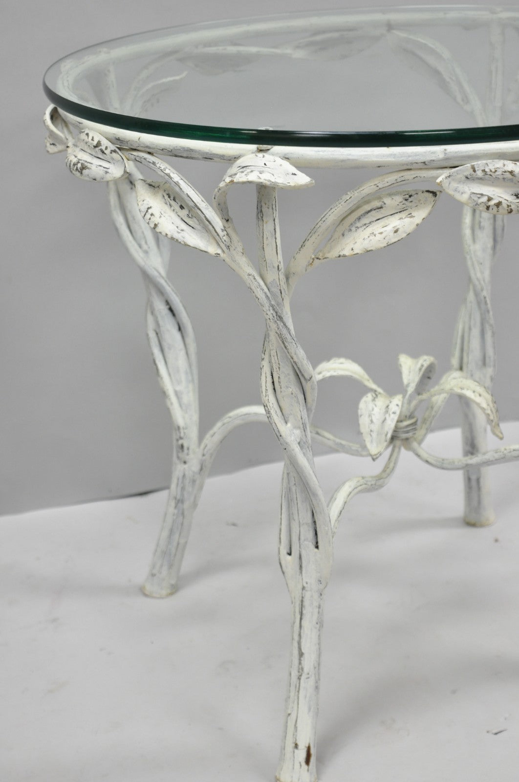 Vintage Italian Hollywood Regency Iron Leafy Scroll Round Occasional Side Table