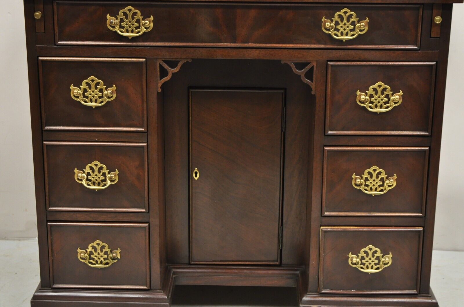 Vintage Sligh Georgian Chippendale Style Crotch Mahogany Kneehole Desk