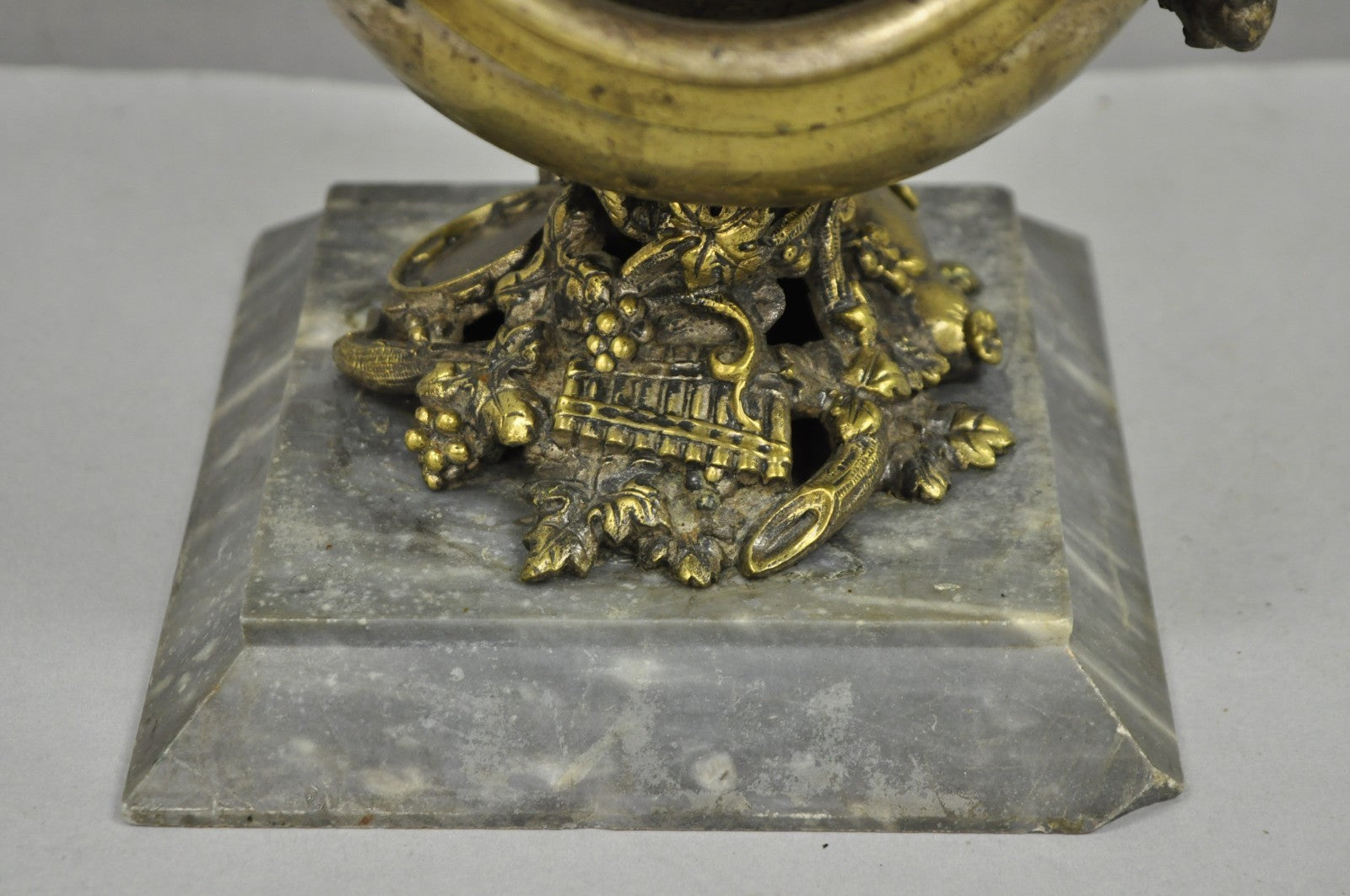Antique French Renaissance Bronze Figural Game Hunting Lion Desk Table Lamp