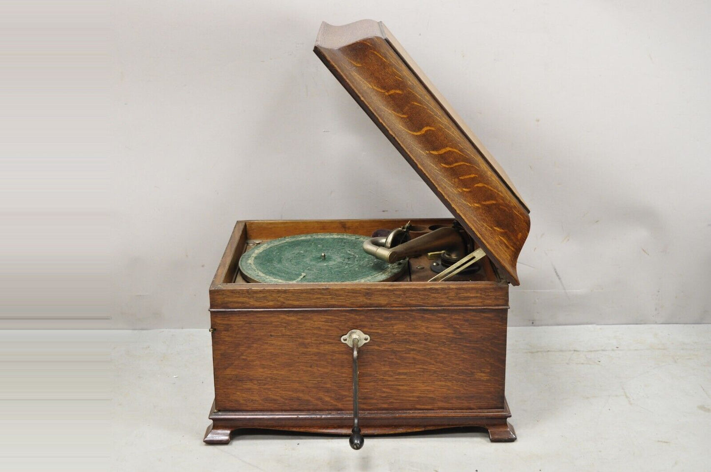 Victrola Victor Talking Machine Oak Case Record Player Model VV-IX-252347G