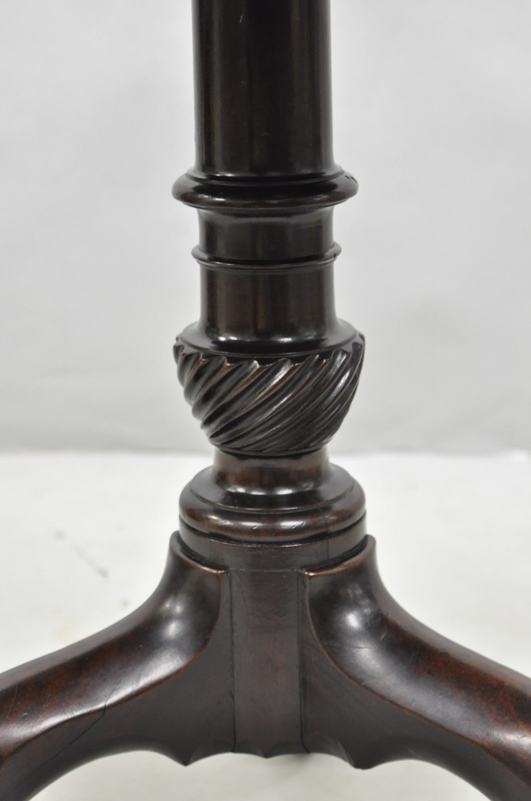 Antique English George III Queen Anne Style Mahogany Tilt Top Round Tea Table