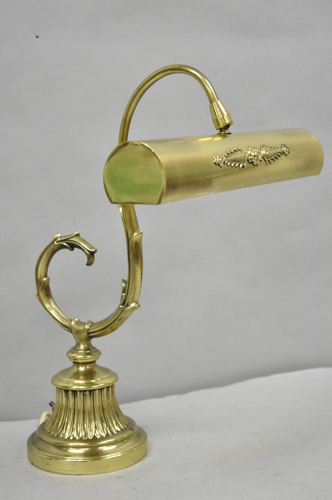 Vintage Victorian Style Brass Acanthus Scrolling Bankers Desk Table Lamp