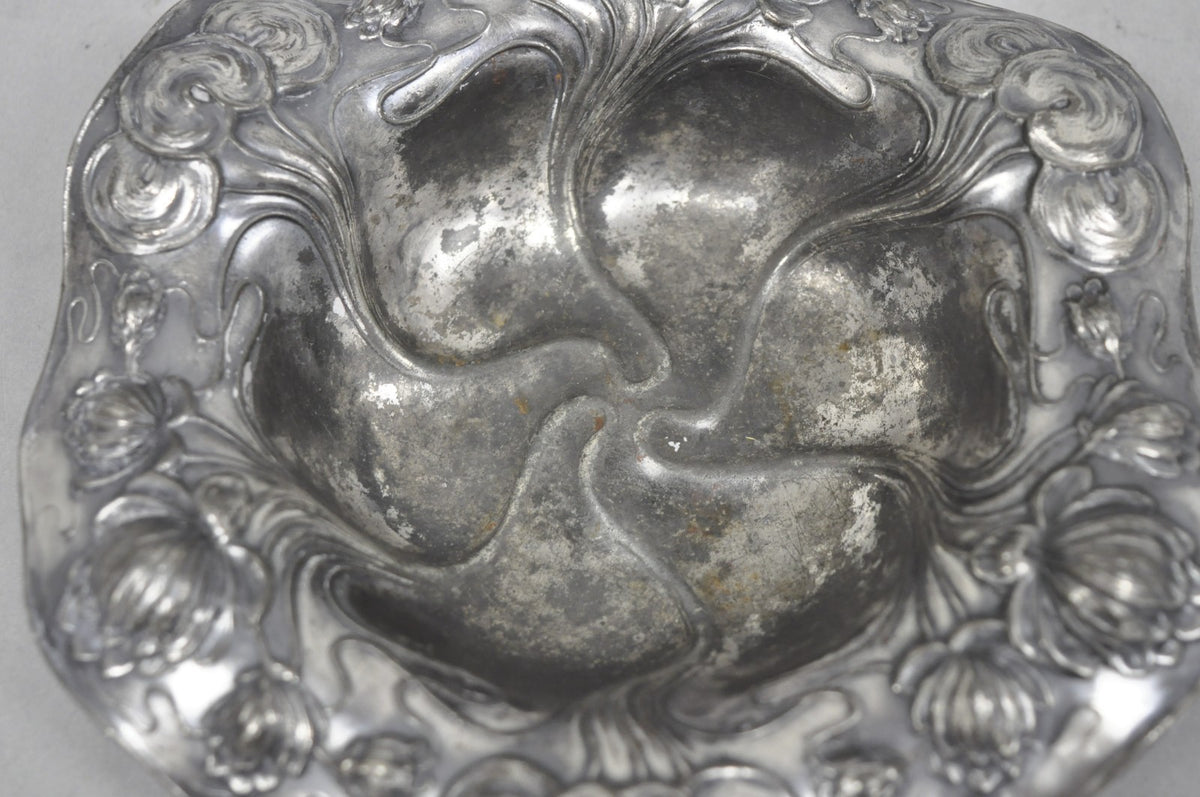 Antique Homan Silver Plated Art Nouveau Round Scalloped Floral Repousse Nut Dish