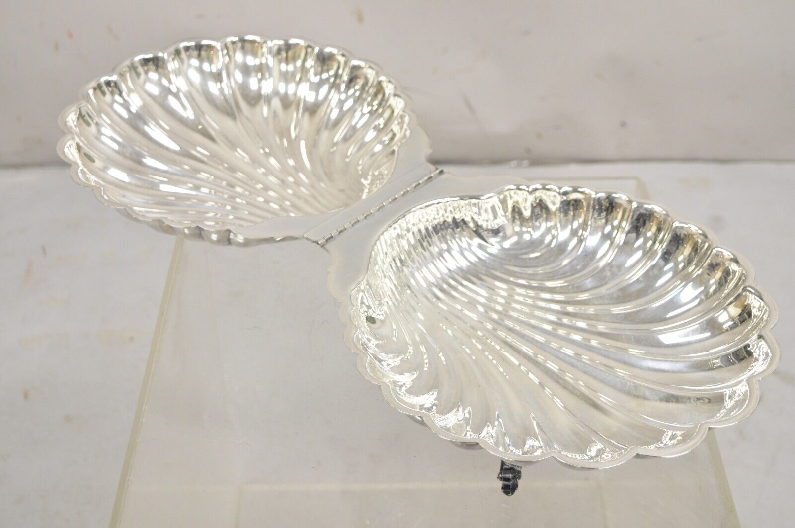 Leonard Regency Style Silver Plated Clam Shell Hinged Warmer with Swan Handle