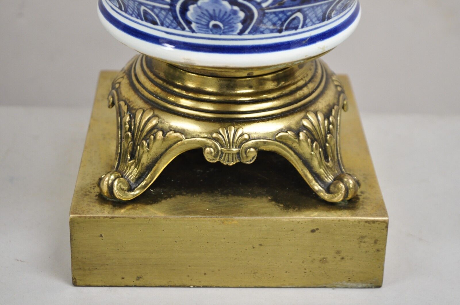 Vintage Chinoiserie Oriental Blue & White Brass & Porcelain Egg Table Lamp