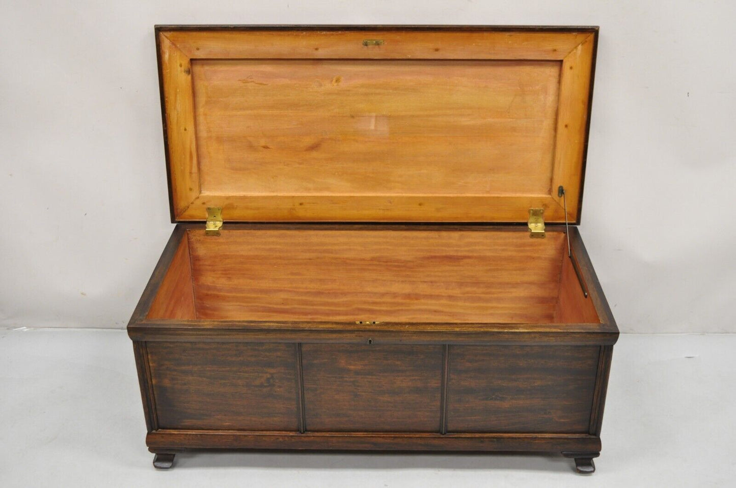 Vintage Mahogany Wood Federal Style Cedar Lined Blanket Chest Storage Trunk