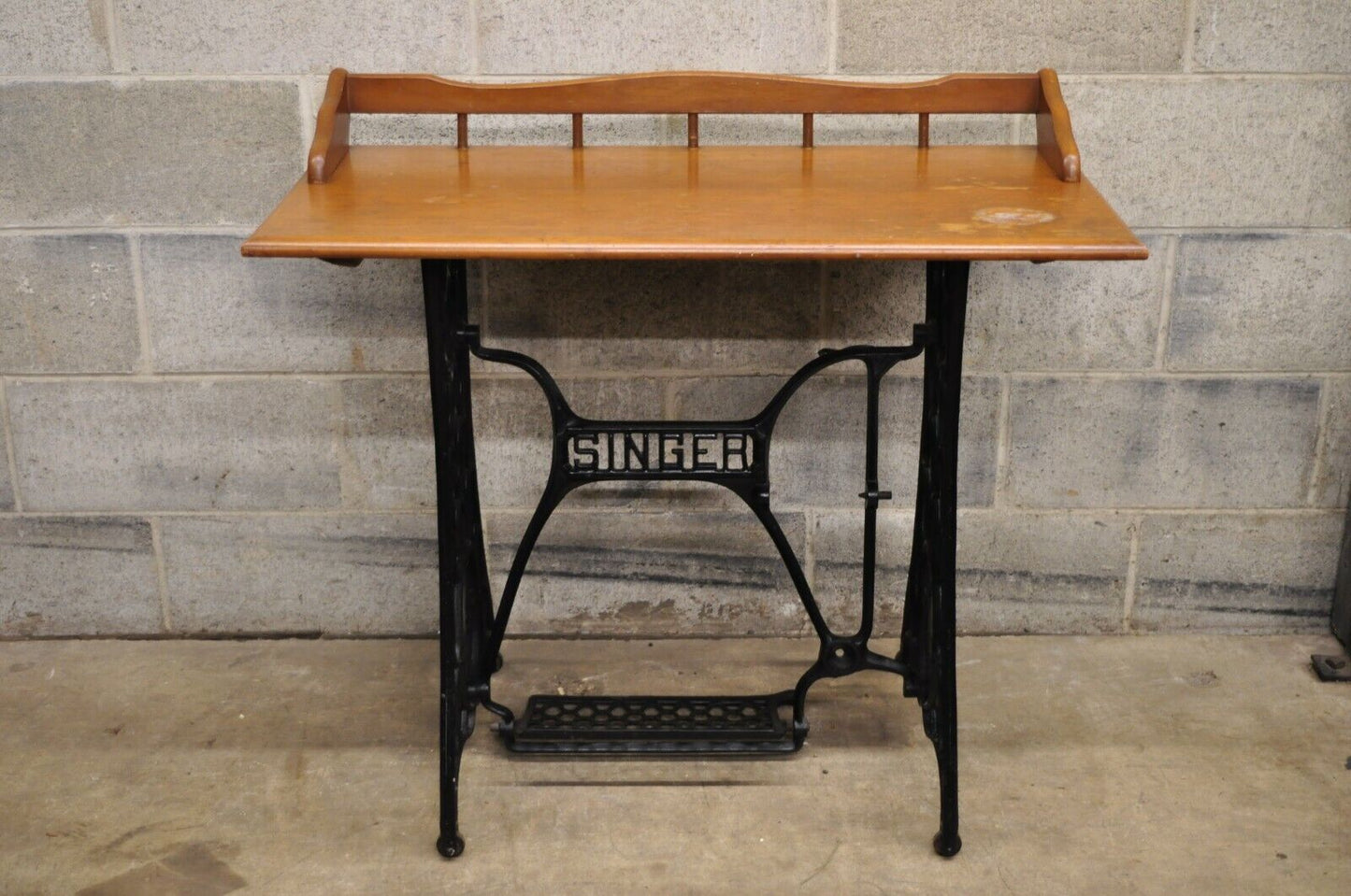 Antique Singer Sewing Machine Cast Iron Victorian Base Maple Console Desk Top