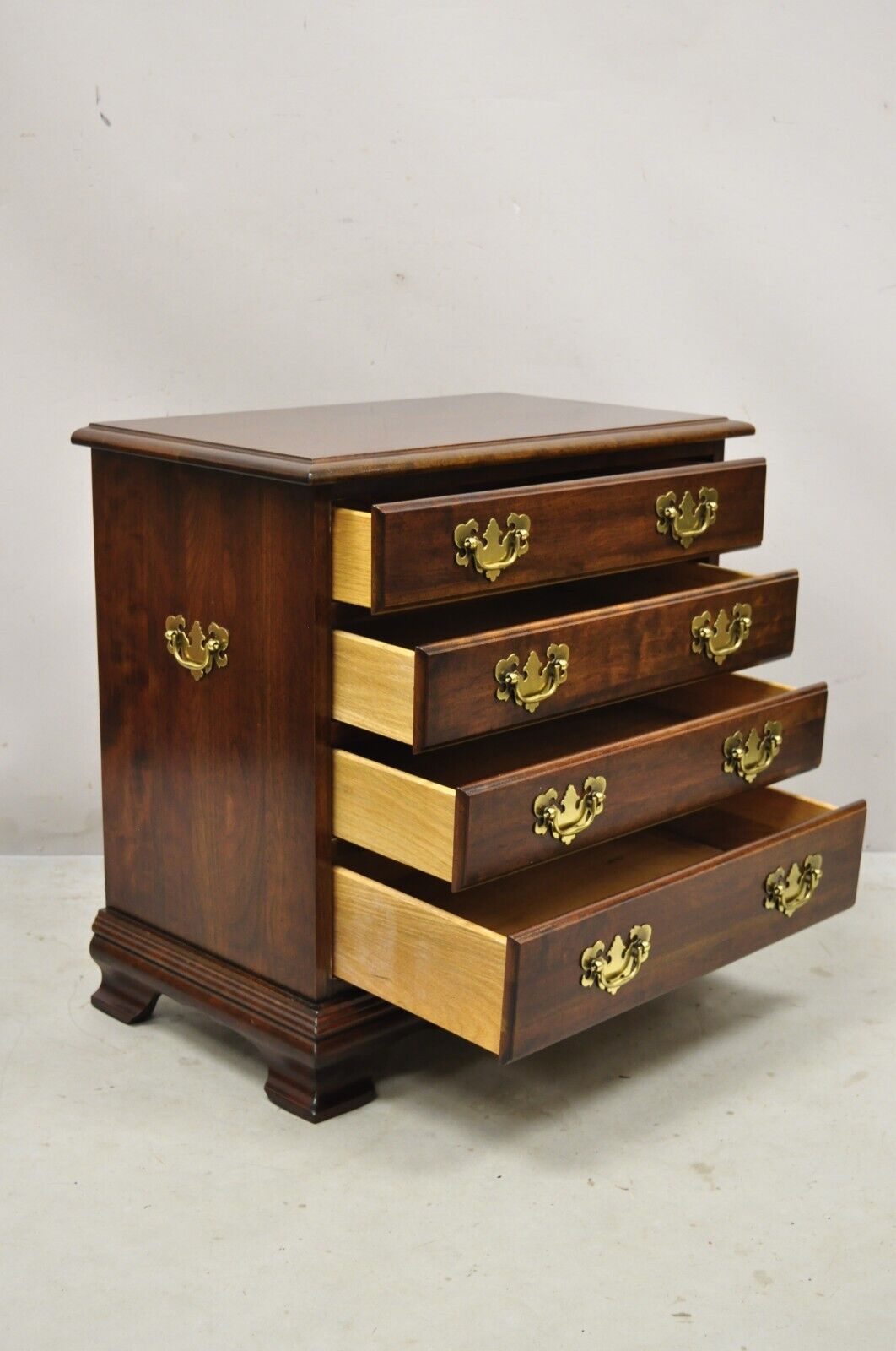 Vtg Chippendale Style Small 4 Drawer Bachelor Chest Cherry Nightstand Side Table