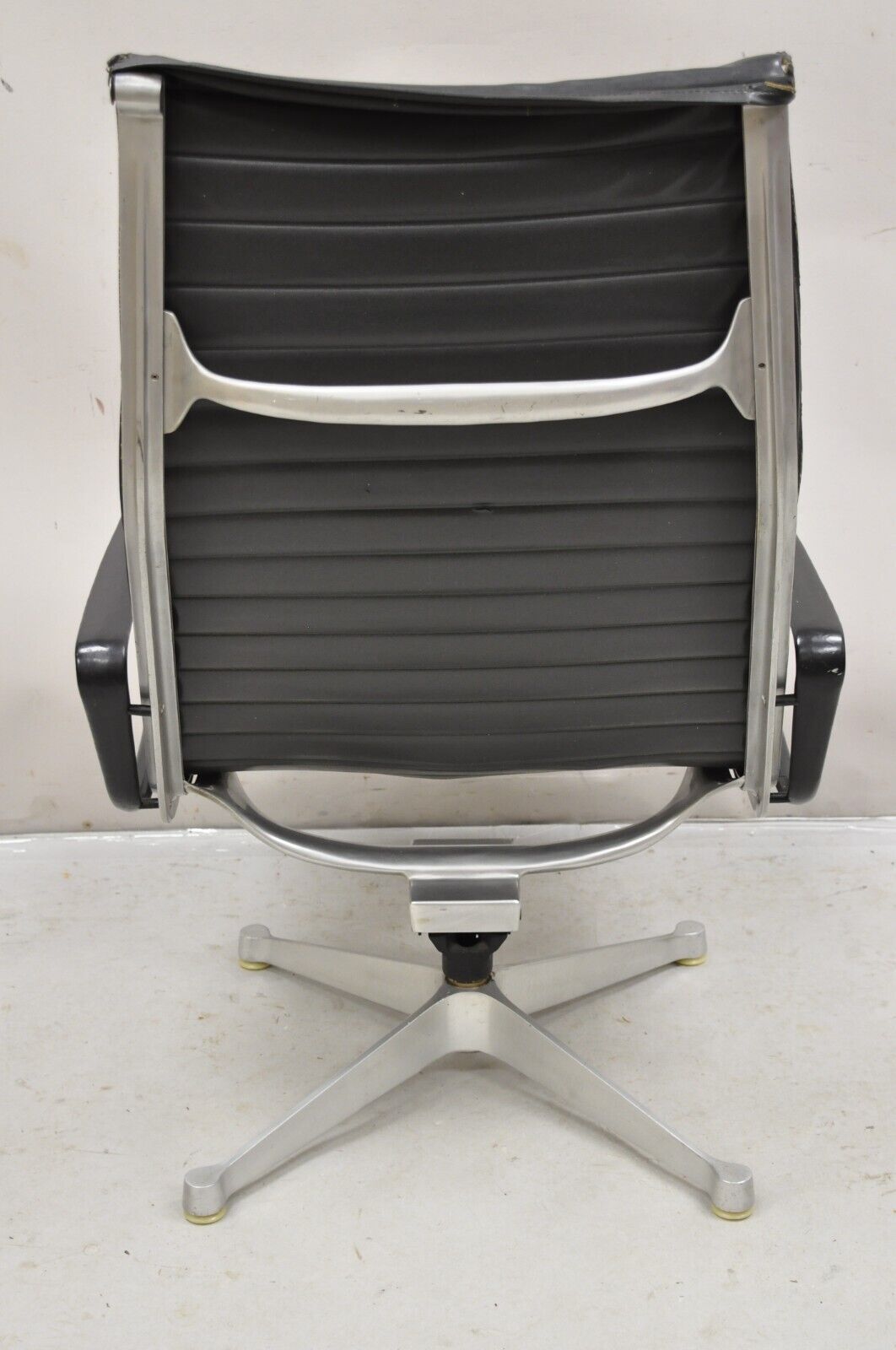 Vintage Herman Miller Charles and Ray Eames Design Swivel Aluminum Group Chair