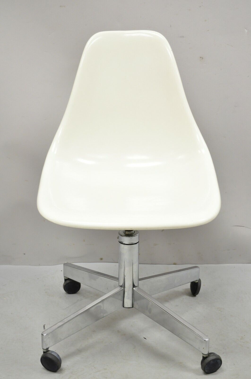 Vintage Mid Century Modern White Fiberglass Shell Rolling Adjustable Desk Chair