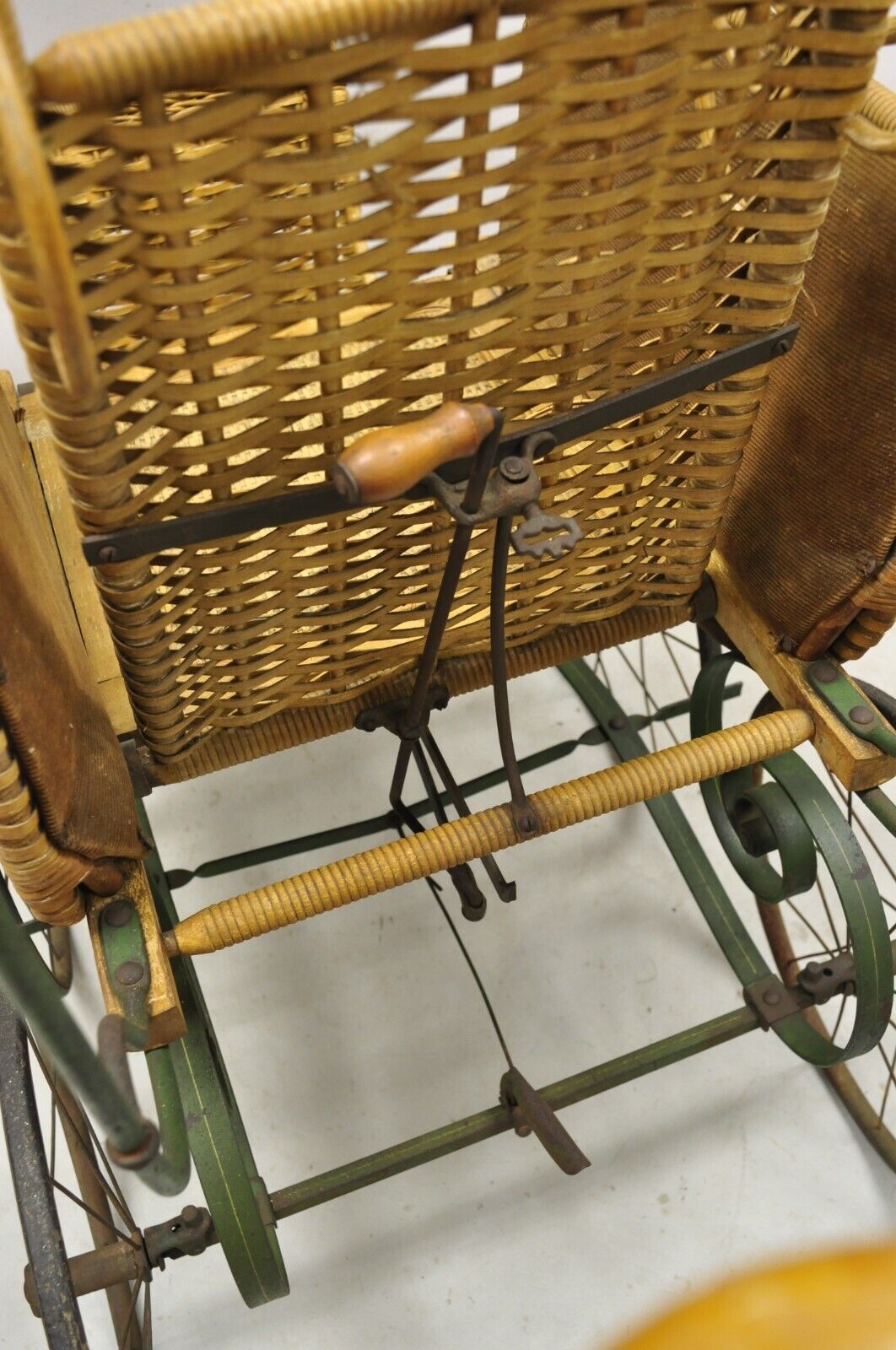 Antique Victorian Wicker Vintage Baby Buggy Stroller Carriage Full Size