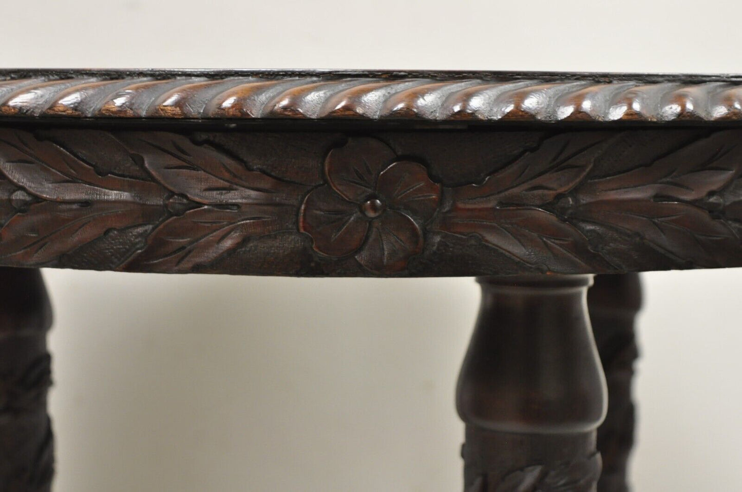 Antique American Empire Floral Spiral Carved Mahogany Round Library Center Table