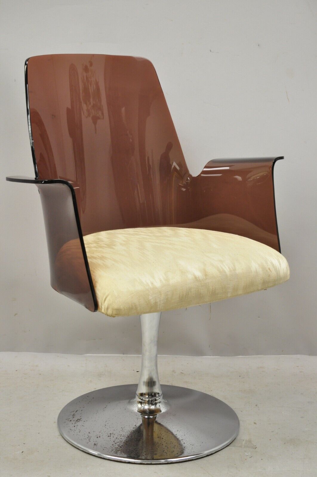 Vintage Laverne Style Curved Cranberry Lucite Tulip Swivel Base Arm Chair (A)